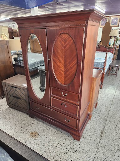 Lexington Clothing Armoire w. Mirror