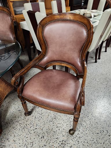 ROBB & STUCKY 48" Round Dining Set w. Four Chairs