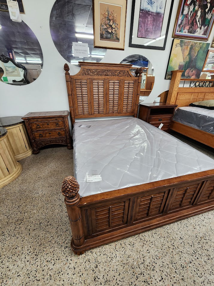 Broyhill Bed Set