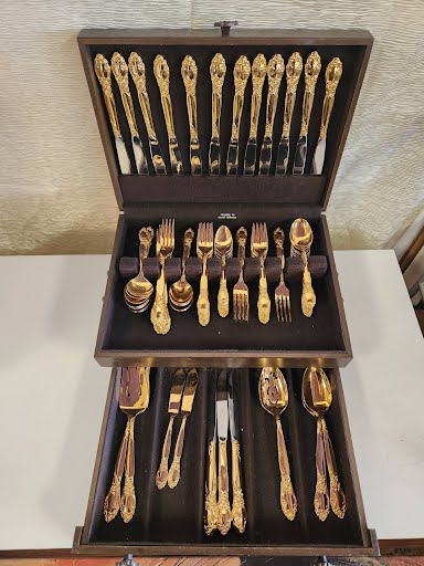 ONEIDA Gold Electroplate Cutlery Set
