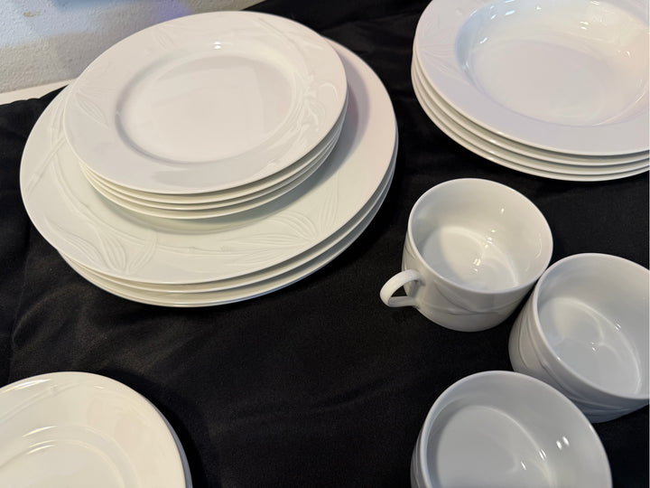 20 PC Set China Dishes