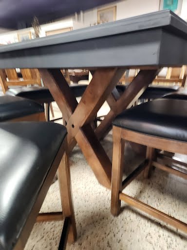 Counter Table w. 8 Chairs 60x60"