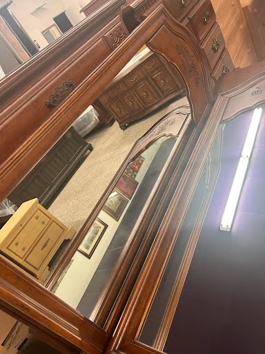 Sumter Cabinet Dresser w. 2 Mirrors
