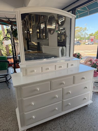 5 PC Queen White Cottage Set