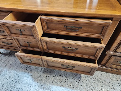 Dresser "White Fine Furniture" w. Mirror