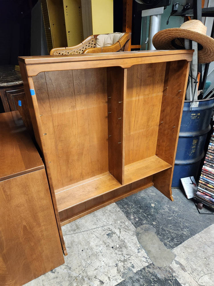 Ethan Allen Nutmeg Maple Dresser w. Hutch