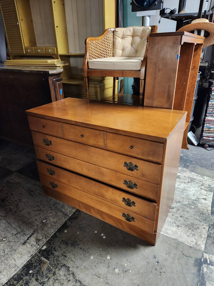 Ethan Allen Nutmeg Maple Dresser w. Hutch