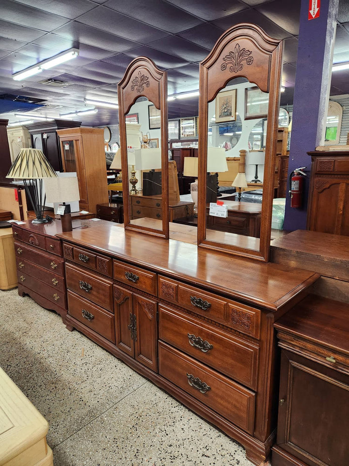 Sumter Cabinet Dresser w. 2 Mirrors
