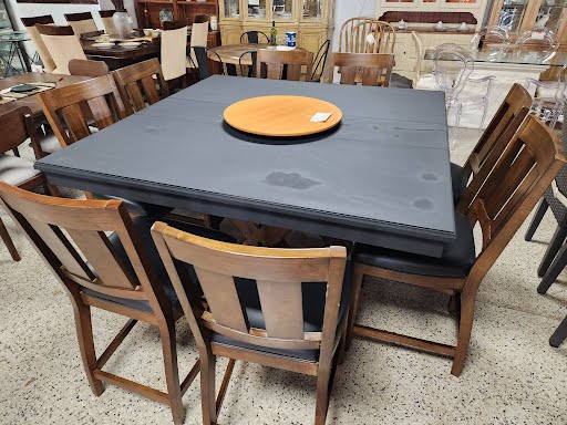 Counter Table w. 8 Chairs 60x60"