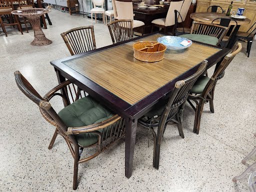 Pier 1 Imports Dining Table w. 6 Chairs