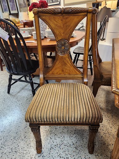 Fairmount Designs Dining Table w.6 Chairs + 2 Leaves