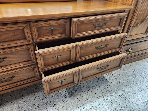 Dresser "White Fine Furniture" w. Mirror