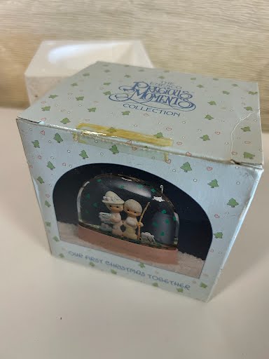 Precoius Moments figurine water dome "Our First Christmas Together"