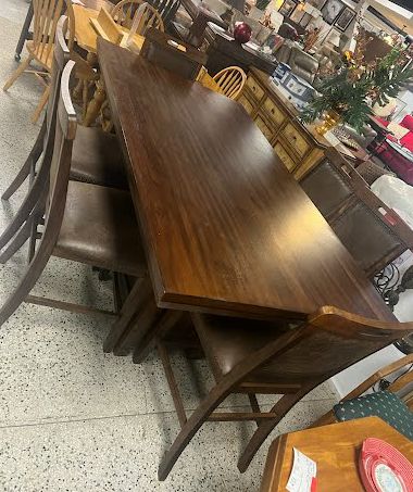 Counter Table w. 6 Chairs