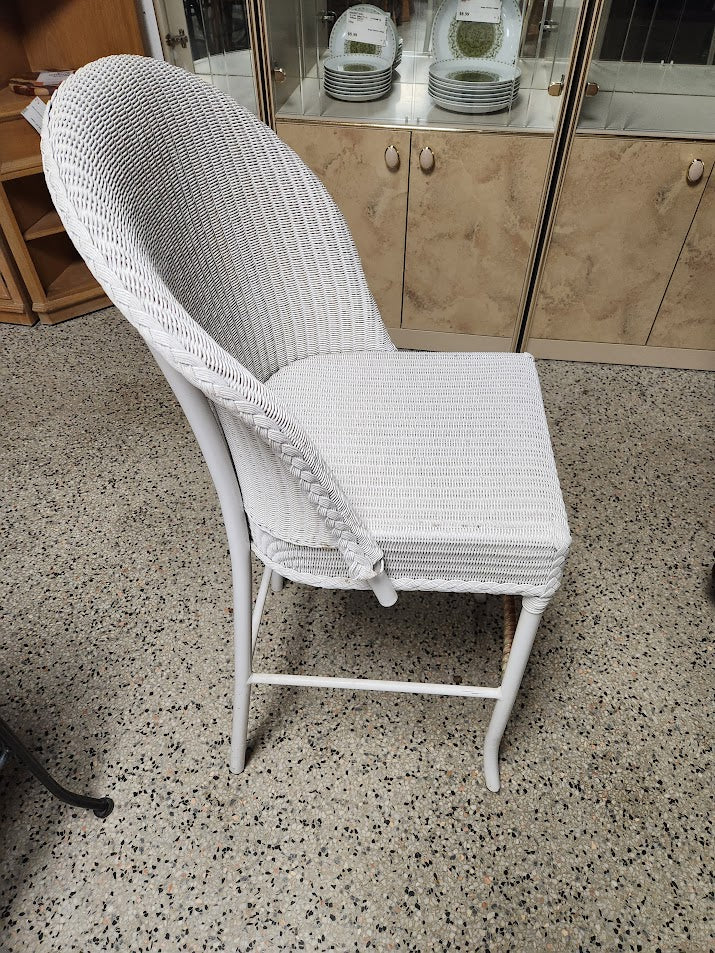 White Wicker Leaders Bar Table