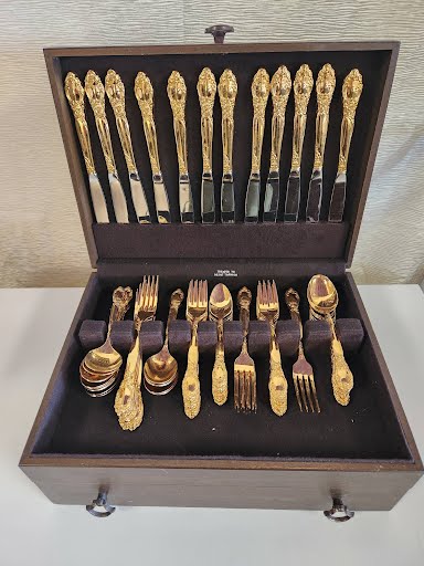 ONEIDA Gold Electroplate Cutlery Set