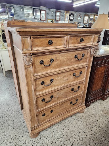 Haverty's High Chest 6 Drawers