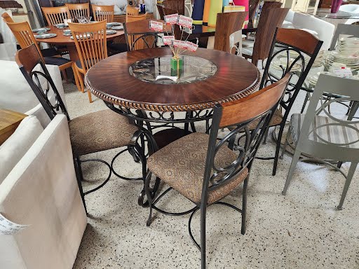 44"Round Counter Table w. Four Stools