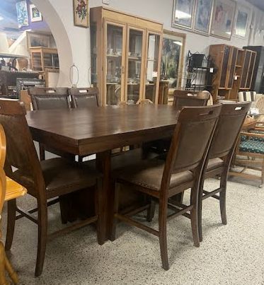 Counter Table w. 6 Chairs
