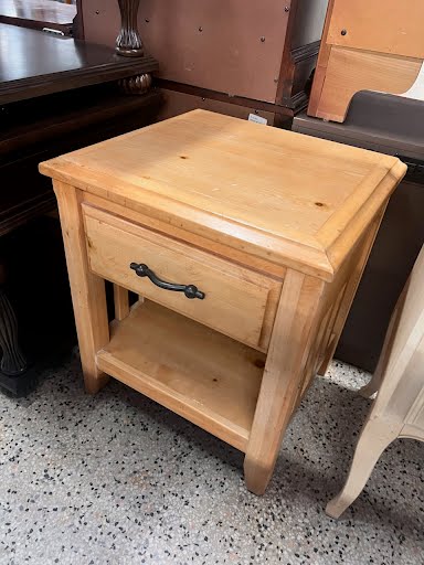 22x20 End Table - Light Wood