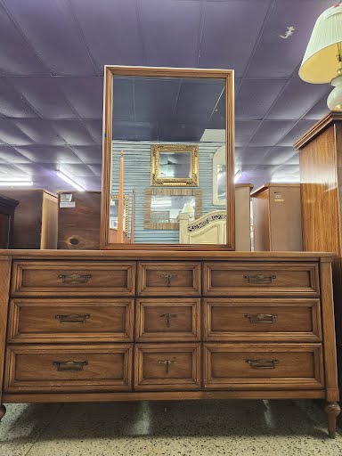 Dresser "White Fine Furniture" w. Mirror