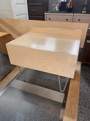 MODERNICA Queen Platform Bed w. 1 Nightstand