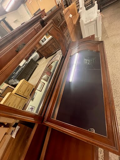 Sumter Cabinet Dresser w. 2 Mirrors