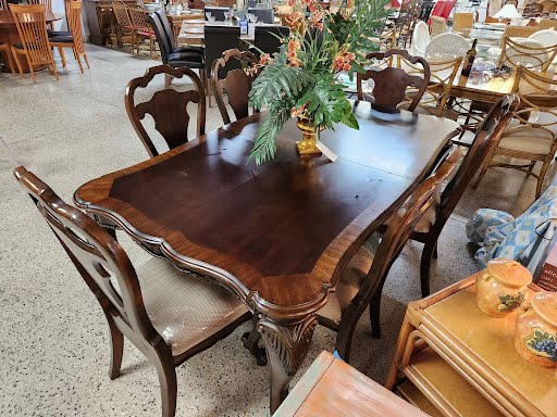 Dining Set Dark Wood w. 6 CHairs