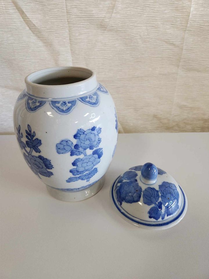 10" tall ginger jar / blue and white