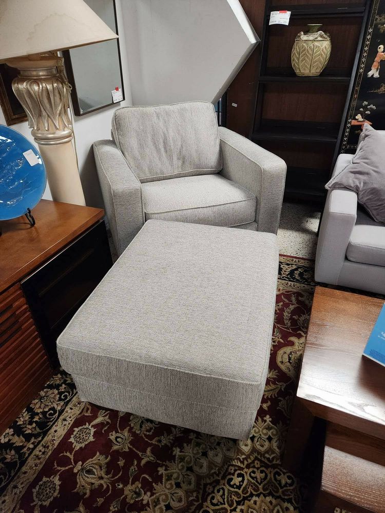 2 Piece Standford Furniture Chair w. Ottoman