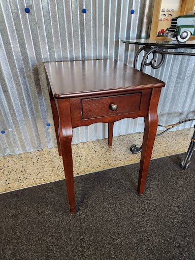 16x19" Slim End Table