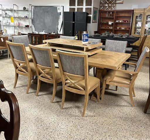 Lexington 88"L 44"D Dining Driftwood Table w/8 Chairs (2-22" Leaves)