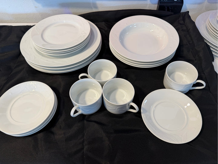 20 PC Set China Dishes