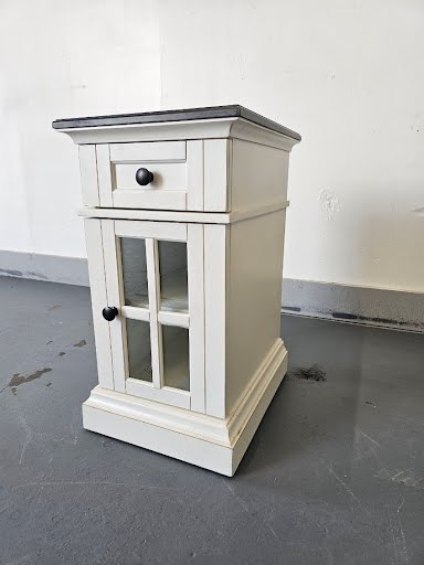 White End Table w. USB Ports
