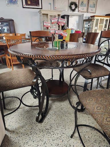 44"Round Counter Table w. Four Stools