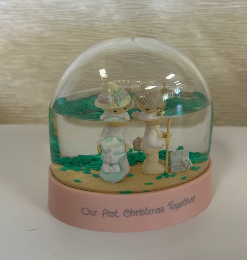 Precoius Moments figurine water dome "Our First Christmas Together"