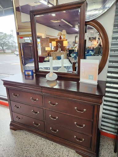 Haverty's Dresser w. Mirror