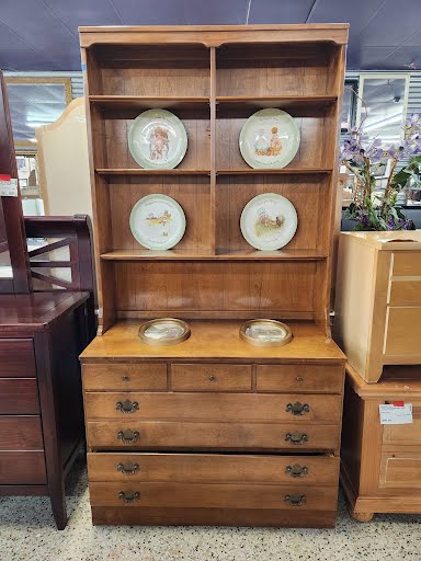 Ethan Allen Nutmeg Maple Dresser w. Hutch