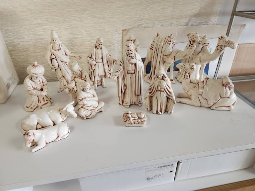 14 Piece "White Duncan Mold Ceramic 1982 Nativity"