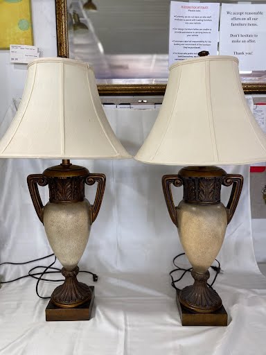 Set of 2 ornate lamps w/ brown handles 34"