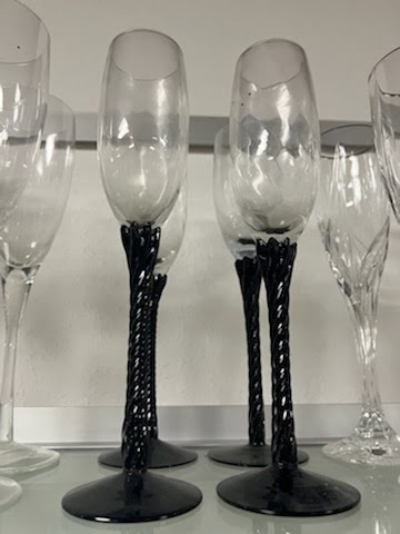 Set/4 Wine Glasses with Black Swirl Stem