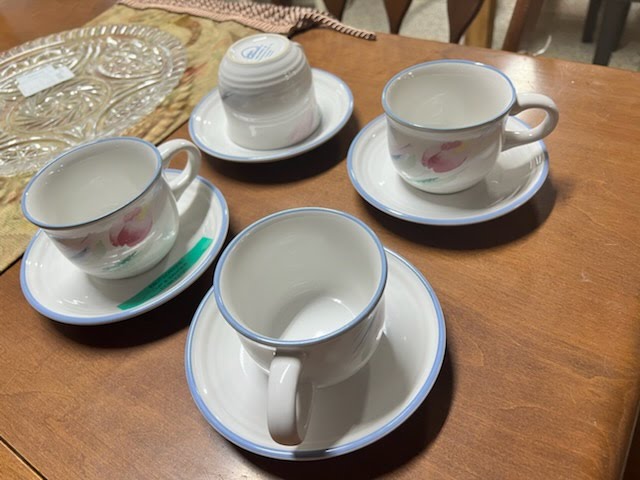 8 piece set - light wind cup and saucers