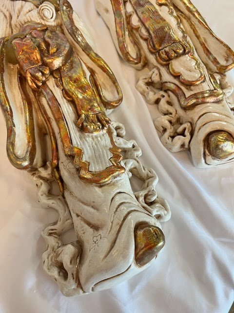 Set/2 White and Gold Statues