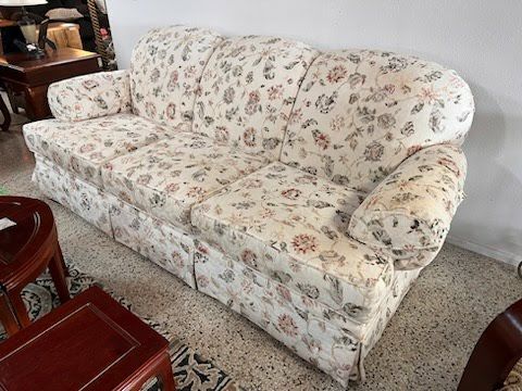 Broyhill Sofa 84"L Off white floral sofa (Broyhill) removeable seat cushions