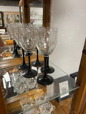 Set/5 Wine glasses with black stems