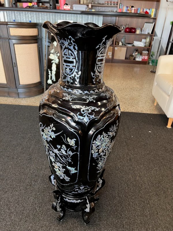 Oriental Vase with Stand Decor