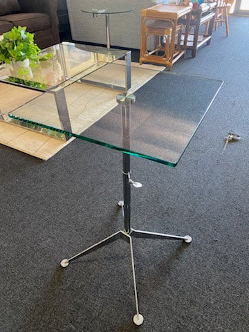 Glass top end table w/ chrome base