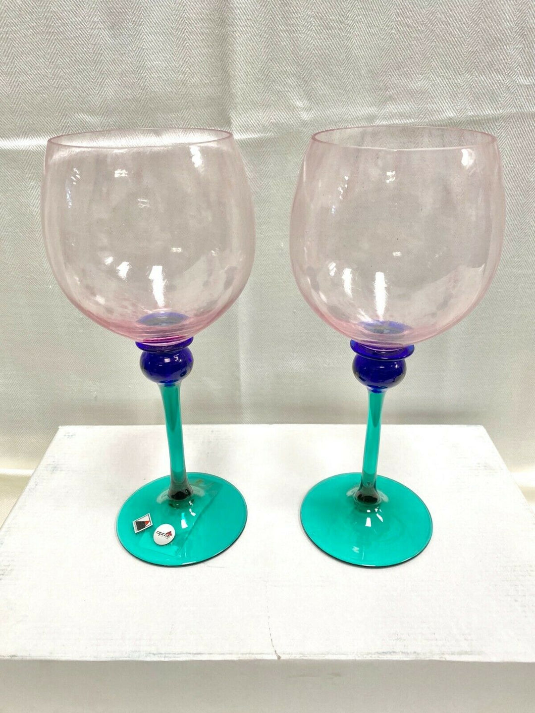 Set/2 Balloon Wine Opus "Mardi Gras" Pink Glass with Green Stem