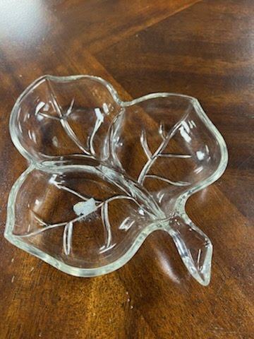 Leaf shaped glass plate