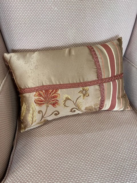 Lumbar pillow gold with flowers